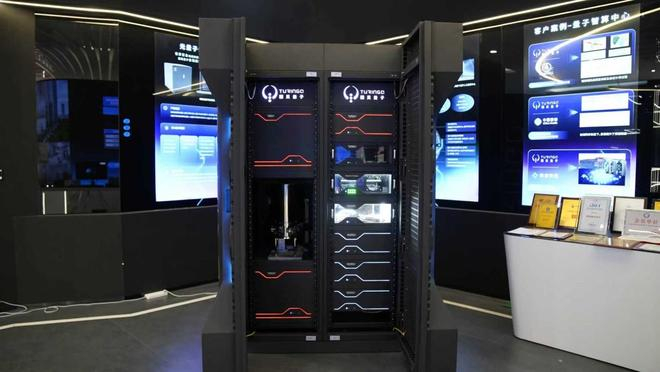 图灵量子展厅及大规模可编程光量子计算机TuringQ Gen2。企业供图