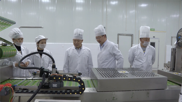 汪其德在南江黄羊精深加工线上看生产。