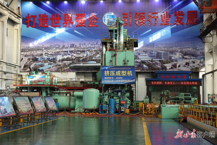 方大炭素生产车间。新甘肃·甘肃日报记者冯乐凯摄