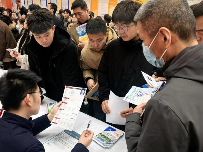 求职者在企业展位了解岗位信息、投递简历