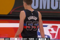 够惨烈的！邓罗无球端防守犯规个人6次 两队第3个毕业球员