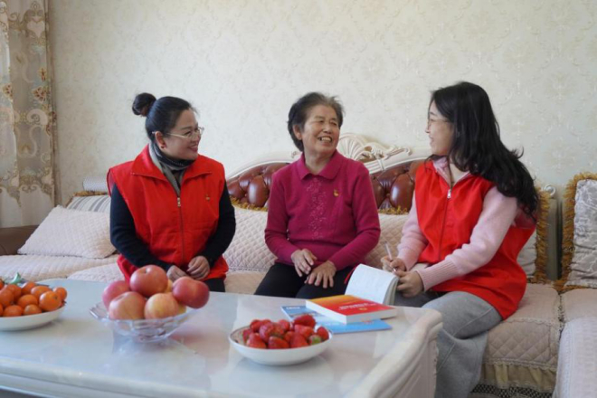 在流动党员家中开展走访活动。