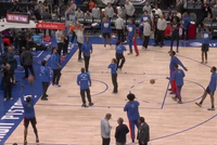 还挺麻烦！活塞主场设备仍未修好 球员换上训练服上场投篮热身