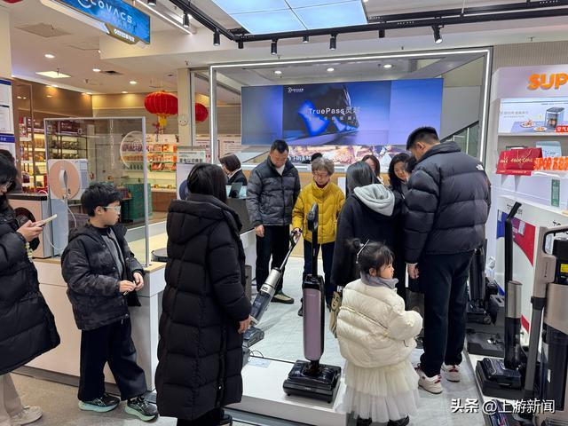 ▲春节期间，观音桥世纪新都家电馆的绿色智能家电受到市民青睐。受访单位供图