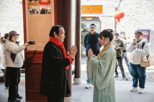 参观者在镇江市政协文史馆学习传统文化