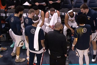 约老师课堂开课了！暂停时约基奇起身训话 众队友认真听讲