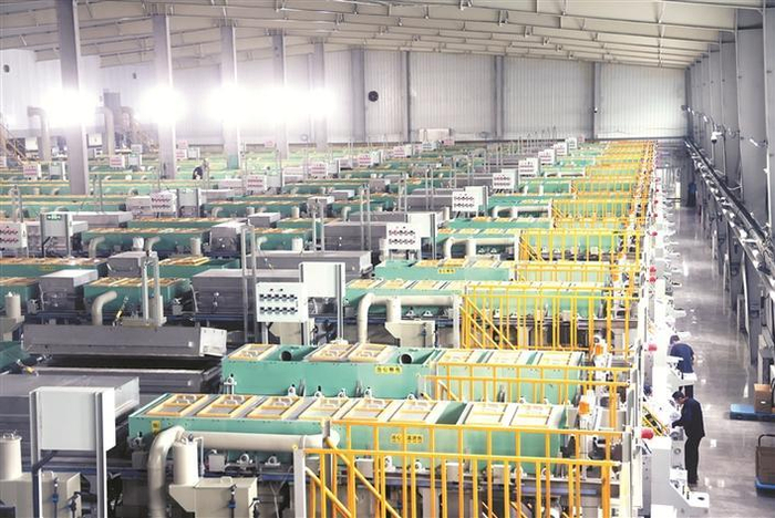     新疆西部安兴电子材料有限责任公司化成箔生产车间内，自动化生产线有序运转（资料图片）。晏瑞一  摄