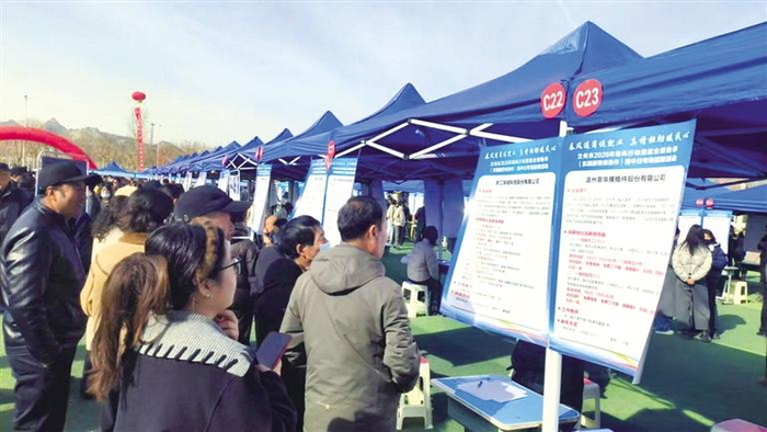 求职者观看招聘信息 记者陈梦圆 摄