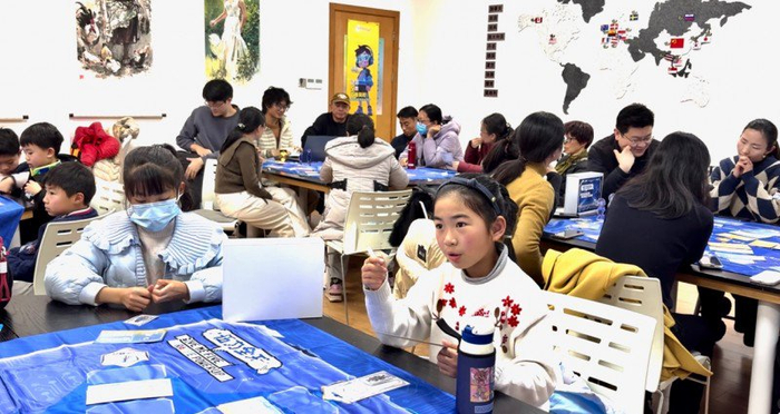 图：活动现场学生分析选项建议