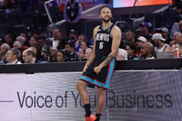 队记：掘金曾想引进李凯尔 现在他们有意米德尔顿&amp;最近在关注前锋