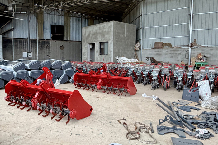待组装的玉米播种机。