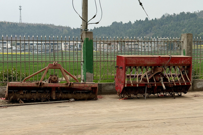 此前淘汰的试验机型在厂房旁堆放着。