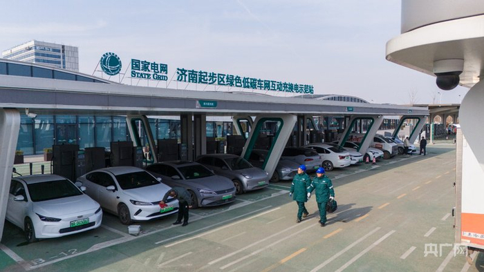 宁大磊和王文媛正在巡检（央广网发  张是捷  摄）