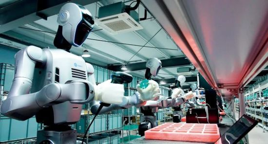 越疆人形机器人Atom在流水线上做质检。图/受访者提供