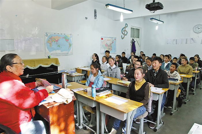 内蒙古艺术学院首届内蒙古合唱少年基地班学生学习长调。