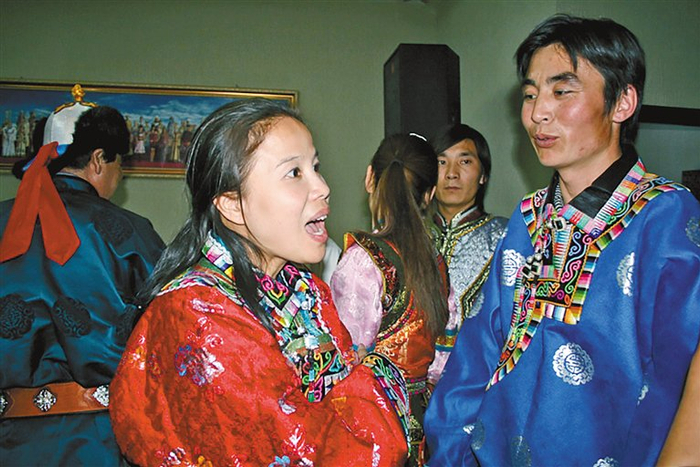 探讨长调装饰音的发音技巧。