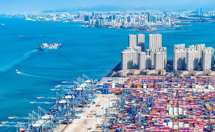 一艘货轮满载货物驶出青岛自贸片区（2025年11月5日摄，无人机照片）。