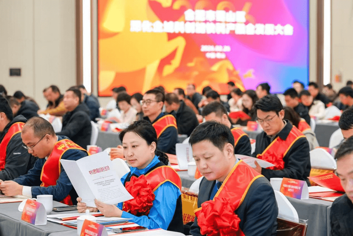 参会企业代表仔细阅读会议文件（葛庆钊 摄）