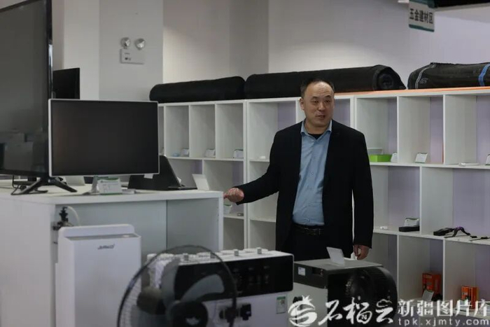 2月25日，秦浩轩在公司展厅内向记者介绍俏销中亚的产品。陈文军摄