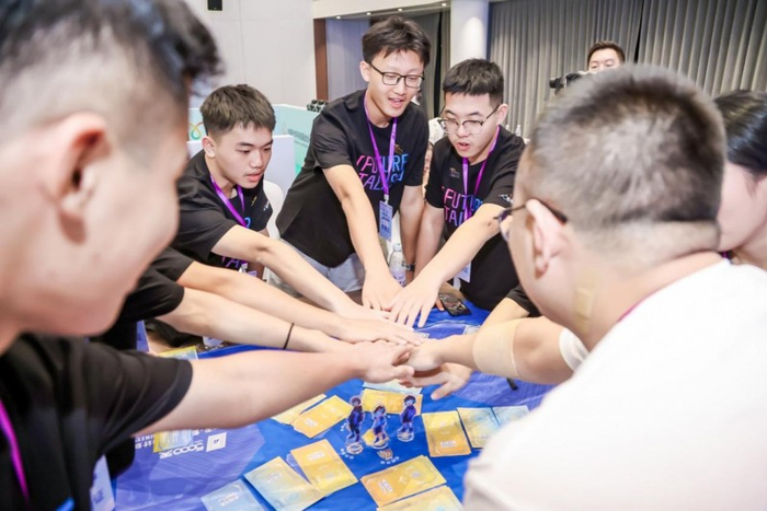 图：活动现场高中生参与桌游