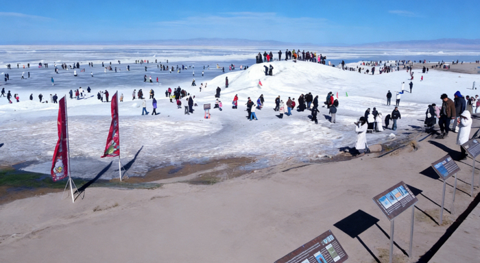 各地游客感受青海湖蓝冰美景。青海湖旅游发展集团有限公司供图