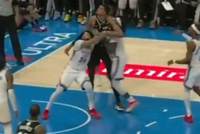 专搞超巨？多特圣诞大战险些搞伤文班 今日撩阴腿惹约基奇暴怒