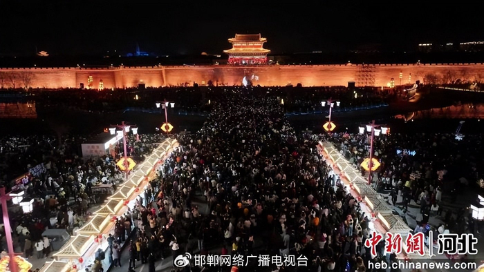 图为游客观看“飞天秀”表演。 习守政 摄