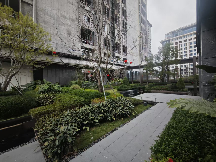 珺悦名都架空层的园林 图片来源：每经记者 陈荣浩 摄