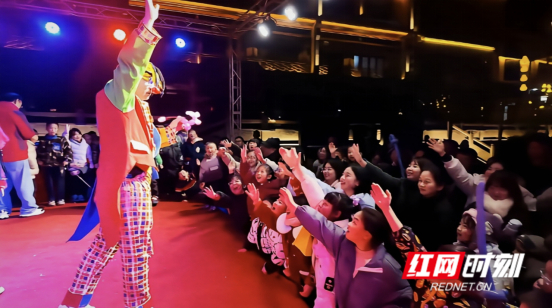 全天候轮番上演节目。