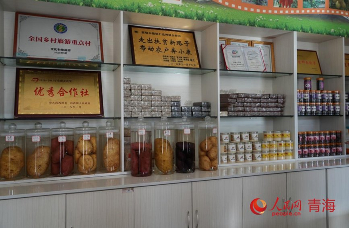 红柳村的农特产品。人民网记者 甘海琼摄