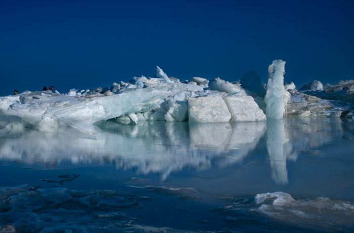 青海湖蓝冰。 通讯员 周俊 摄
