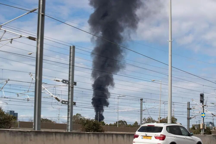 这是2月28日在以色列特拉维夫拍摄的浓烟。图源：新华社