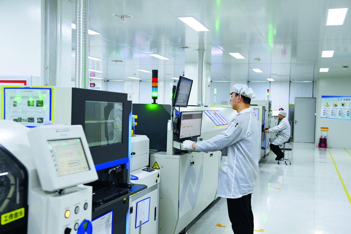 2月25日，在河北初光汽车部件有限公司实验室内，工作人员正在检测产品。