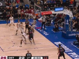 遮天蔽日！拖布篮下补防直接扇飞詹金斯压哨上篮 活塞24秒违例