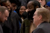 轻松惬意！活塞主场音响设备出问题 哈登场边热聊