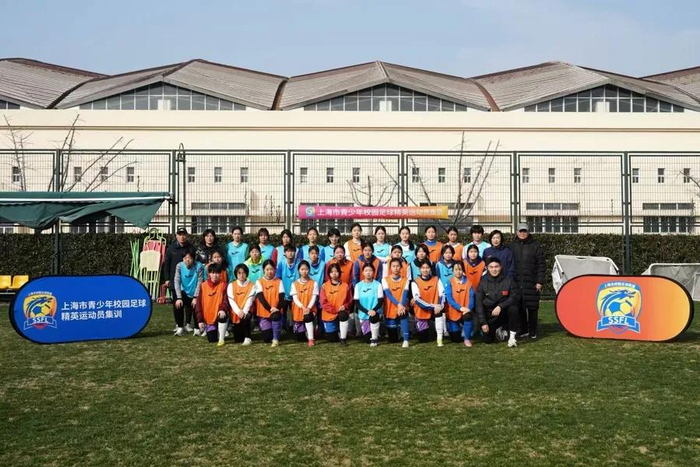 水庆霞和青少年足球运动员。