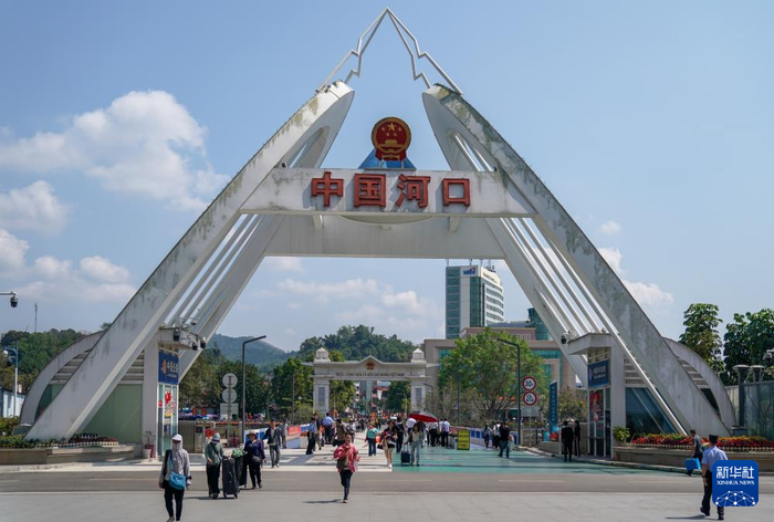 2月26日，旅客从越南进入河口口岸办理边检手续。新华社记者 彭奕凯 摄