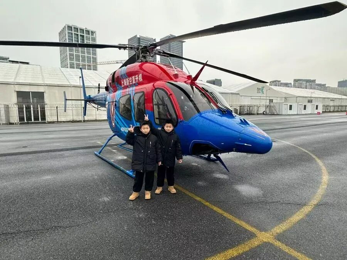 小朋友体验春运航线。