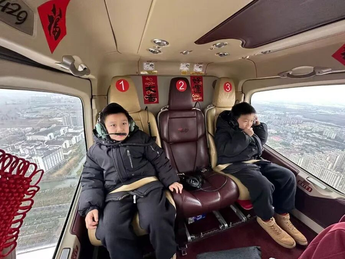 小朋友体验春运航线。