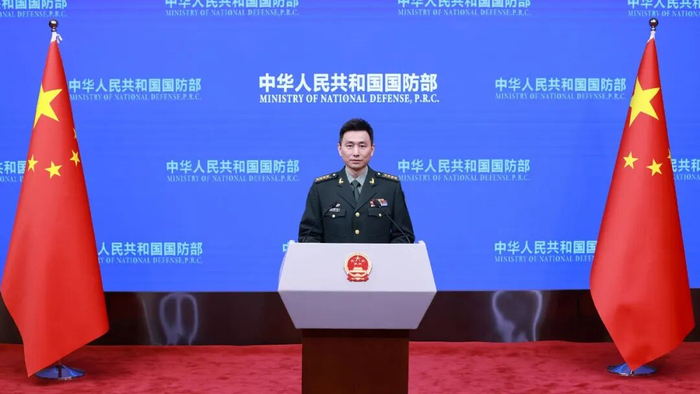 2月28日下午，国防部新闻发言人张晓刚大校就近期涉军问题发布消息。张智程 摄