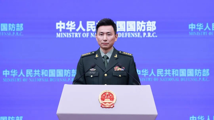 2月28日下午，国防部新闻发言人张晓刚大校就近期涉军问题发布消息。张智程 摄