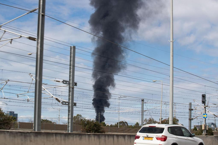 这是2月28日在以色列特拉维夫拍摄的浓烟。新华社记者陈君清摄