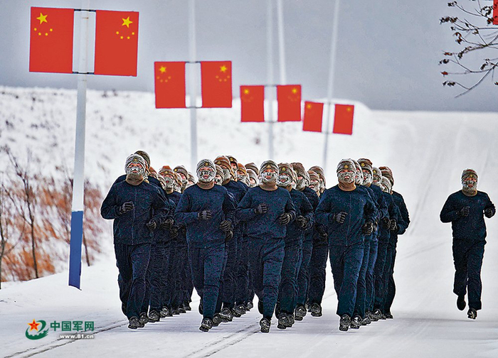 　　官兵冒着严寒进行长跑训练。