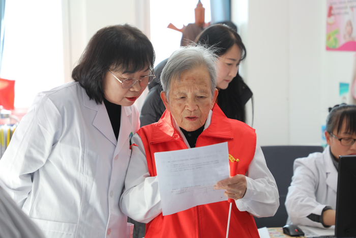 退休后的路生梅继续服务患者（央广网发  佳县融媒体中心供图）