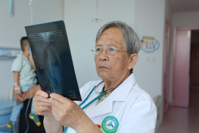 路生梅在医院为儿童诊治（央广网发  佳县融媒体中心供图）