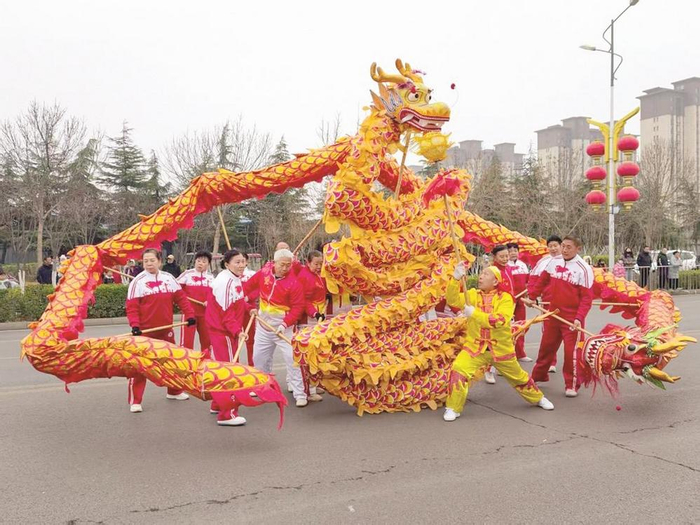         峰峰矿区元宵民俗文化舞龙表演。     刘永军 摄    