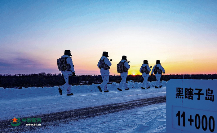 　　官兵执行巡逻任务。