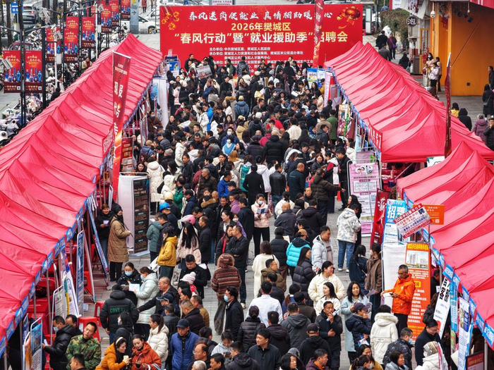 　　2月26日，求职者在湖北省襄阳市樊城区“春风行动”暨“就业援助季”招聘会现场咨询岗位信息。新华社发（谢勇摄）