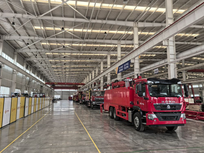 这是天津滨海新区中塘镇正方科技发展公司厂房里的车载智能修井机器人产线。新华社记者 杨文 摄