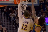 仙人指路！东契奇精准长传助攻拉拉维亚打进加罚 湖人领先到30分